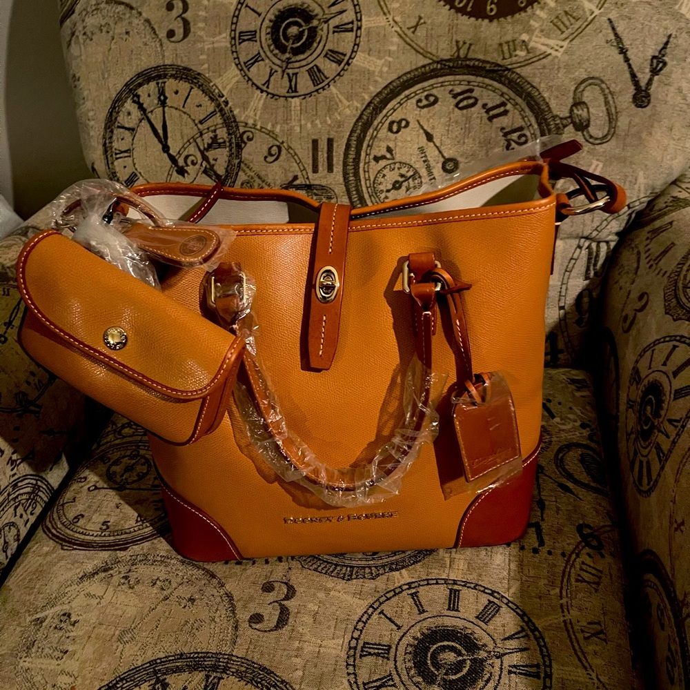 Brand New two-toned Dooney& Bourke leather tote bag with matching wallet.